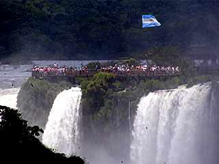 イグアスの滝を滑り降りる | 世界はサマーパーティツアー(1) | 娘トラベル。